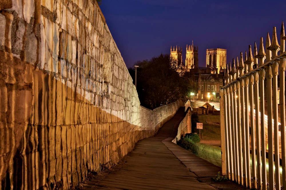 Minster View Apartment At Talbot Court, York Buitenkant foto